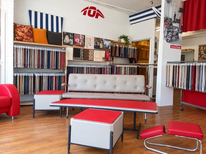 Showroom van Top Stoffering in Rotterdam met stoffenstalen en gestoffeerde meubels